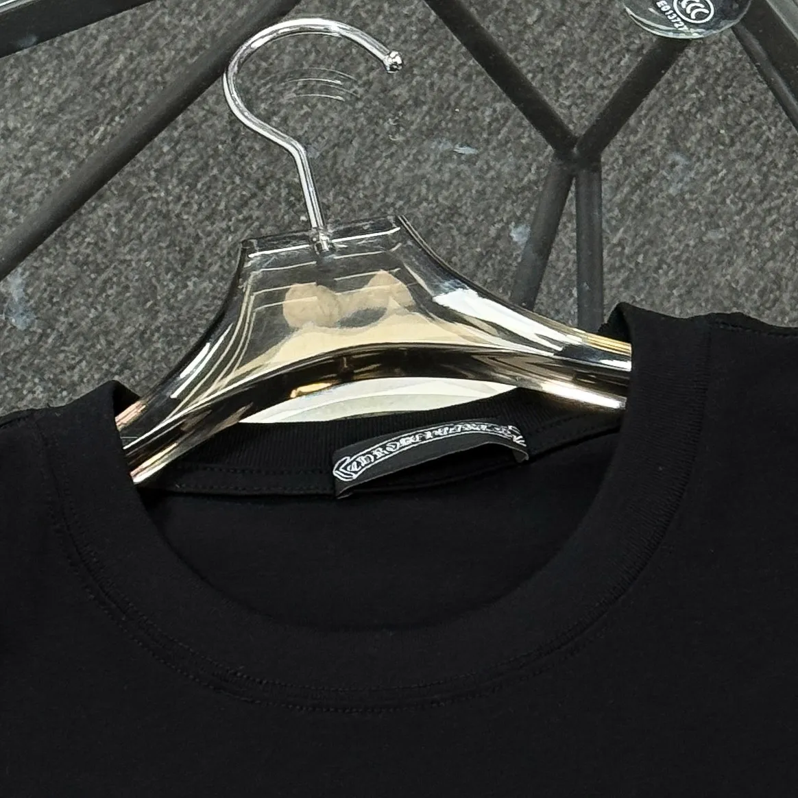 P180 Chrome Hearts Chrome Hearts 25 high-end versions. The fabric is made of 300 grams of high-density pure cotton. It does not deform or shrink. It has three labels. It is the same style for men and women. Technology: suede foaming + digital printing. Color: white, black. SIZE: S-XL.